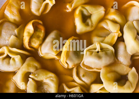 Tortellini con brodo, ricetta tradizionale da Emilia Romagna, Italia Foto Stock