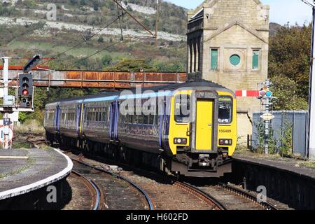 Due della classe 156 diesel unità multiple che arrivano in corrispondenza della piattaforma 1 a Carnforth stazione ferroviaria con un treno passeggeri a Preston. Foto Stock