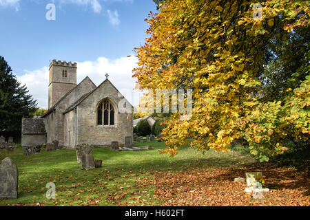 St Andrews chiesa in autunno, Coln Rogers, Cotswolds, Gloucestershire, Inghilterra Foto Stock