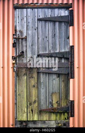 Vecchia capanna shephards porta di legno a Weald and Downland Open Air Museum, Singleton, Sussex, Inghilterra Foto Stock