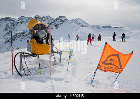 Cannone di neve su Mt Fellhorn, neve macchina, neve artificiale, inverno, neve Oberstdorf, Allgaeu Alpi, Allgaeu, Bavaria Foto Stock