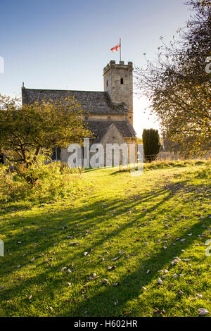 Pomeriggio di sole e di ombre in autunno presso la chiesa di Saint Mary, Swinbrook, Oxfordshire, Inghilterra Foto Stock
