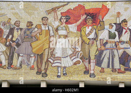 Realismo socialista mosaico di 'Gli albanesi' sul Museo di Storia Nazionale di Tirana. Foto Stock