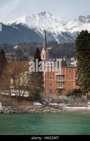 Inn riverside, montagne Karwendel, capoluogo Innsbruck in Tirolo, Austria, Europa Foto Stock