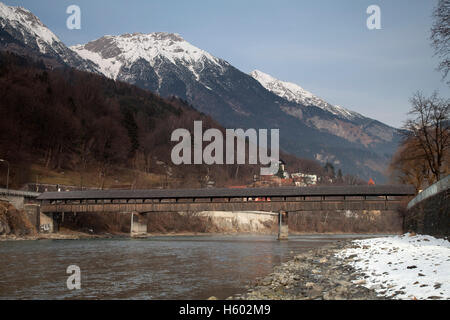 Hans-Pfenner-ponte, ponte di legno Attraversamento fiume Inn, Inn riverside, montagne Karwendel, capitale provinciale di Innsbruck, in Tirolo Foto Stock