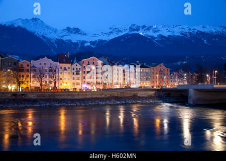 Mariahilf distretto del Inn riverside, crepuscolo, montagne Karwendel, capoluogo Innsbruck in Tirolo, Austria, Europa Foto Stock