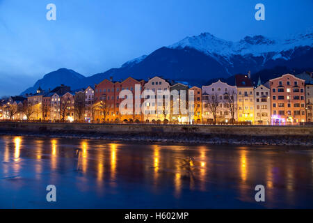 Mariahilf distretto del Inn riverside, crepuscolo, montagne Karwendel, capoluogo Innsbruck in Tirolo, Austria, Europa Foto Stock