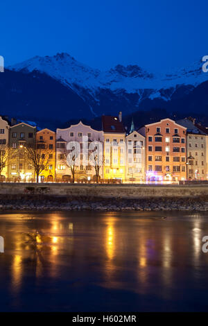 Mariahilf distretto del Inn riverside, crepuscolo, montagne Karwendel, capoluogo Innsbruck in Tirolo, Austria, Europa Foto Stock