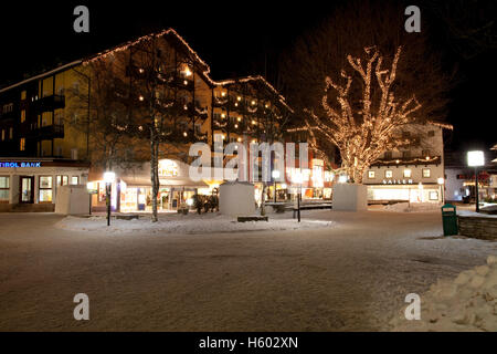 Seefeld centro città durante la notte di Natale Illuminazione, Seefeld in Tirolo, Austria, Europa Foto Stock