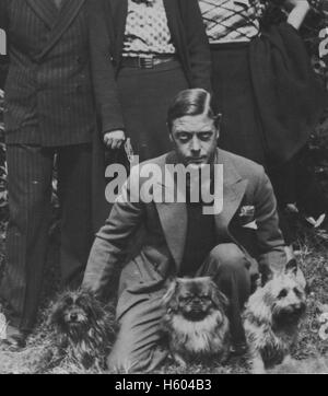 Edward, Principe di Galles, futuro re Edward VIII (1894-1972) con i suoi cani Foto Stock