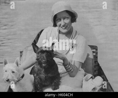 Actrice americano Gloria Swanson con due cani circa 1934 Foto Stock