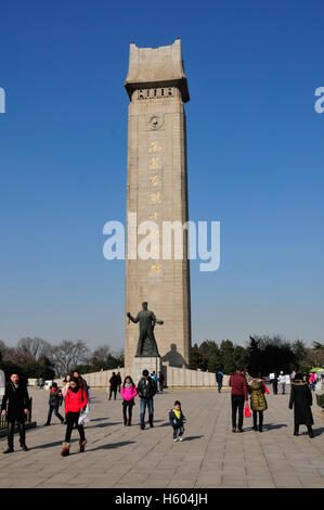 2 gennaio 2015. Nanjing, Cina. Visitatori cinesi presso il Memorial Yuhuatai martire della statua rompere libera dalle sue catene. Foto Stock