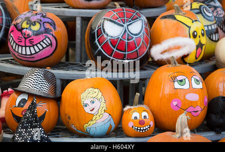 Dipinto di zucche sono mostrati in un mercato di Montreal, lunedì, 17 ottobre 2016. fotografia di Graham Hughes Foto Stock