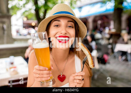 Donna di bere una birra in Baviera Foto Stock