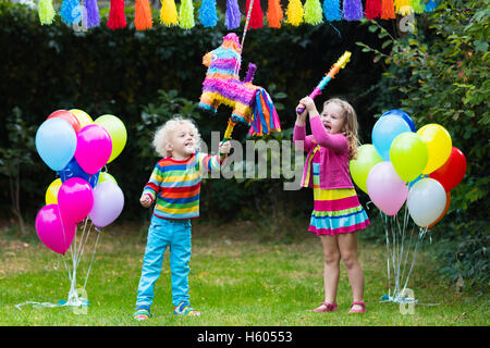 Kids festa di compleanno. Gruppo di bambini colpendo pinata e giocare con i  palloncini. La famiglia e gli amici festeggia il compleanno all'aperto Foto  stock - Alamy