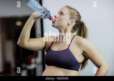 Donna incinta acqua potabile durante la pausa Foto Stock