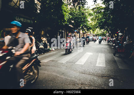 Moto sulle strade di Hanoi Foto Stock