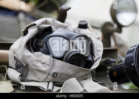 Maschera a gas e di cimeli militari Foto Stock