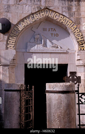 Figura scolpita di Gesù che cade con la croce per la prima volta alla terza stazione della croce si trova in corrispondenza di un ingresso del "Hammam es-Sultan", bagni costruito nel XV secolo a volte chiamato "cappella polacca' come esso è stato rinnovato con il sostegno finanziario dell'esercito polacco nel tardo 40s del XX secolo in Via Dolorosa la Città Vecchia di Gerusalemme Est Israele. Foto Stock