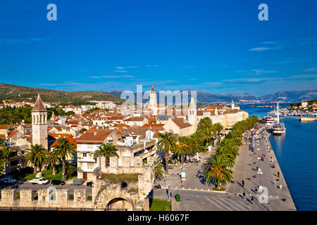 La città di Trogir tetti e vista punti di riferimento, Dalmazia, Croazia Foto Stock