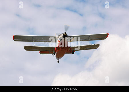 Regione di Kiev, Ucraina - 28 Settembre 2010: Antonov un biplano-3 atterraggio con cielo nuvoloso sullo sfondo Foto Stock