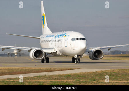 Borispol, Ucraina - 23 Ottobre 2011: Boeing 737 è il rullaggio lungo la pista di rullaggio per la pista Foto Stock