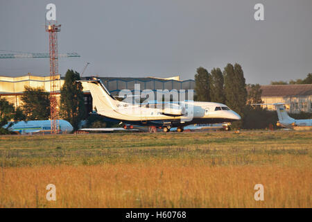 Borispol, Ucraina - 9 Giugno 2011: Dornier Do-328-300 (Do-328JET) regionale jet del passeggero aereo è di atterraggio sulla pista sulla sunset Foto Stock