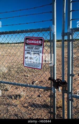 Mariano Lago, New Mexico - Un segno avverte del pericolo di radiazioni sul sito di un abbandonata miniera di uranio sul Navajo Nation. Foto Stock