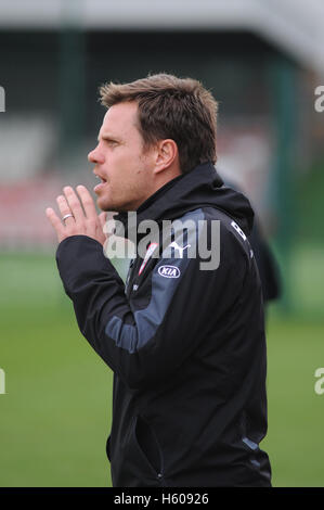 Barnsley FC coach Paolo Harsley. Foto Stock