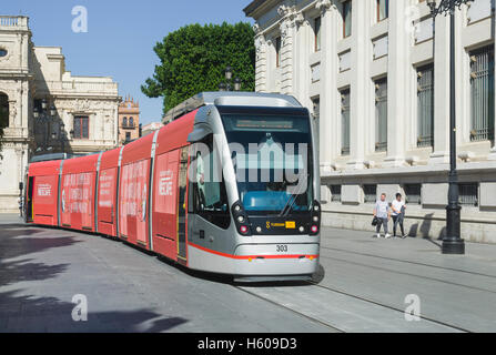 Electric MetroCentro il tram che passa dal Ayuntamiento Siviglia Andalusia Spagna Europa Foto Stock