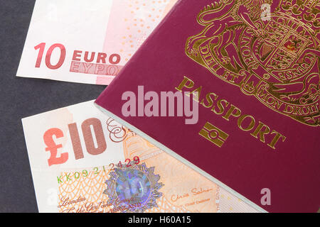 British passaporto biometrico con euro e moneta di Stirling Foto Stock