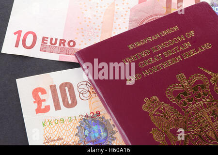 British passaporto biometrico con euro e sterlina valuta Foto Stock