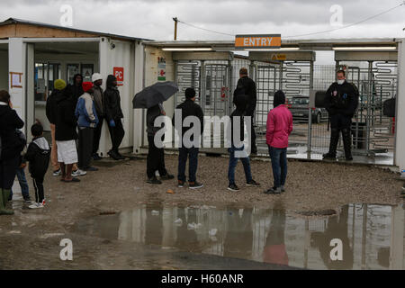 Calais, UK. Xxi oct, 2016. Cavalletto di rifugiati al di fuori del campo ufficiale, con gli ufficiali di polizia di guardia all'entrata. Giorno per giorno la vita nella giungla continua con pochi giorni per andare per lo sfratto di camp da parte dello Stato francese. Tuttavia più e più persone stanno lasciando il campo e il numero di vuota tende e capanne aumenta. Credito: Michael Debets/Pacific Press/Alamy Live News Foto Stock