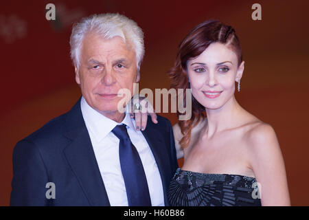 Roma, Italia. Xxi oct, 2016. Il regista italiano Michele Placido e produttore Federica vincenti a piedi il tappeto rosso durante il film la premiere del "7 minuti" alla undicesima edizione del Festival di Roma a Auditorium Parco della Musica di Roma Credito: Barbara Como/Pacific Press/Alamy Live News Foto Stock