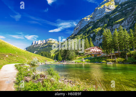 Tourquise Seealpsee chiaro con le Alpi Svizzere (Monte Santis) in background, Appenzeller Land, Svizzera Foto Stock