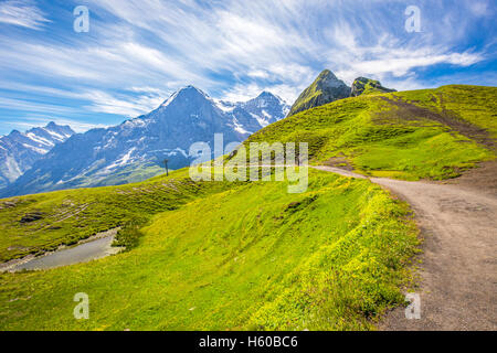 Sentiero panoramico che conduce a Kleine Scheidegg da Mannlichen con Eiger, Monch e Jungfrau picchi nelle Alpi Svizzere Foto Stock