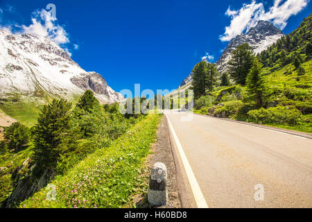 Strada di Montagna a Albula pass - Swiss mountain pass vicino a Sankt Moritz nel cantone dei Grigioni, Svizzera. Foto Stock