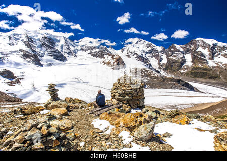Giovane uomo godendo della splendida vista del Morteratsch ghiacciaio Diavolezza vicino a Sankt Moritz, Svizzera Foto Stock