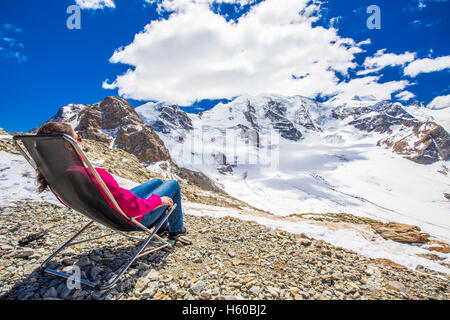 Giovane donna attraente godendo della vista di Morteratsch ghiacciaio Diavolezza vicino a Sankt Moritz, Svizzera Foto Stock
