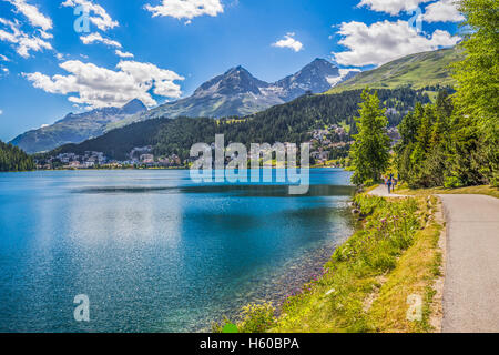 Il lago di Sankt Moritz. a San Moritz (tedesco - Sankt Moritz; Italiano - San Maurizio) è un alta Alpine resort nelle Alpi Svizzere Foto Stock