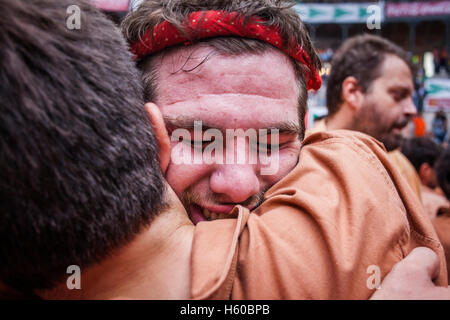 Celebrare un grande successo. Xiquets de Reus."Castellers' edificio torre umana, una tradizione catalana.concorso biennale. bullring.T Foto Stock