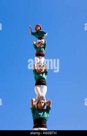Castellers de Vilafranca."Castellers' edificio torre umana, una tradizione catalana.Festa de Santa Tecla, festa della città. Plaça de la Foto Stock