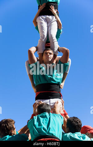 Castellers de Vilafranca."Castellers' edificio torre umana, una tradizione catalana.Festa de Santa Tecla, festa della città. Plaça de la Foto Stock