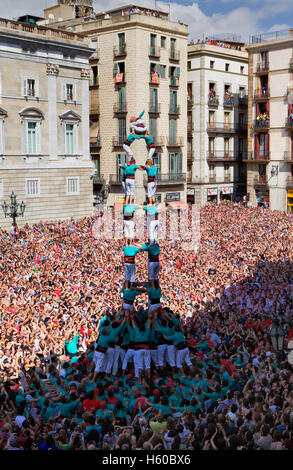 Castellers de Vilafranca."Castellers' edificio torre umana, una tradizione catalana.Festa de la Merçe, festa della città. Plaça de Sant Foto Stock