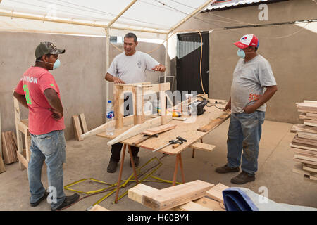 Motul, Messico - Le persone che sono state espulse dagli Stati Uniti costruire mobili a ricovero per deportati lavoratori. Foto Stock