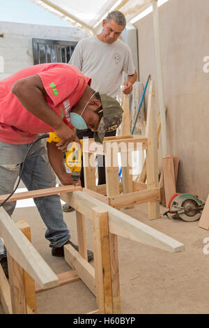 Motul, Messico - Le persone che sono state espulse dagli Stati Uniti costruire mobili a ricovero per deportati lavoratori. Foto Stock