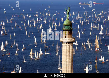 Trieste, Italia. Ottobre 9th, 2016. 48a edizione della Barcolana che era frequentato da 1,752 barche. In primo piano il "Faro della Vittoria", il faro della città. Foto Stock