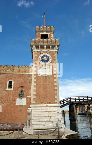 Torre dell Orologio all'ingresso dello storico Arsenale Veneziano e il Museo Navale nel quartiere di Castello di Venezia in Italia. Foto Stock