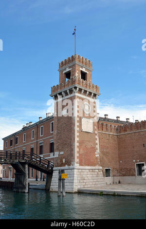 Torre dell Orologio all'ingresso dello storico Arsenale Veneziano e il Museo Navale nel quartiere di Castello di Venezia in Italia. Foto Stock