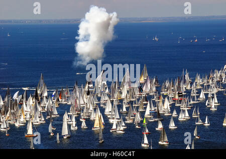 Trieste, Italia. Ottobre 9th, 2016. 48a edizione della Barcolana che era frequentato da 1,752 barche. Il cannone giro inizia la regata. Foto Stock